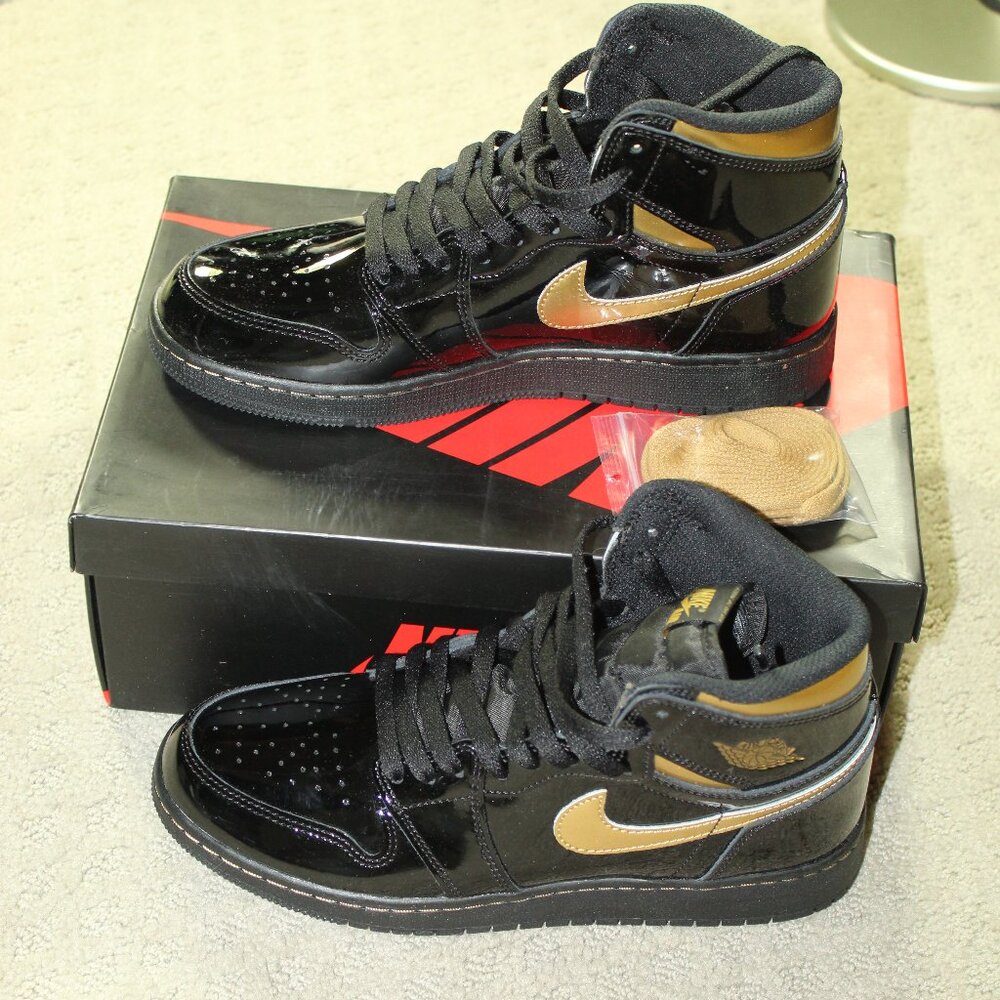 New IOB Jordan Boy's Size 6.5Y/ Women's 8 Black Patent Gold High Top Sneakers